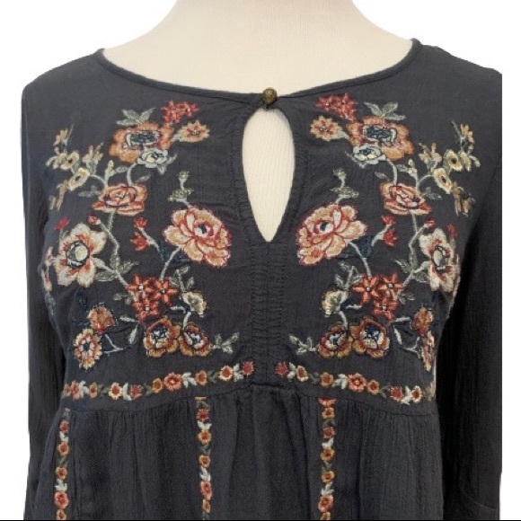 SOLD American Eagle Outfitters grey embroidered boho bell sleeve blouse. Size XS - Picture 5 of 10